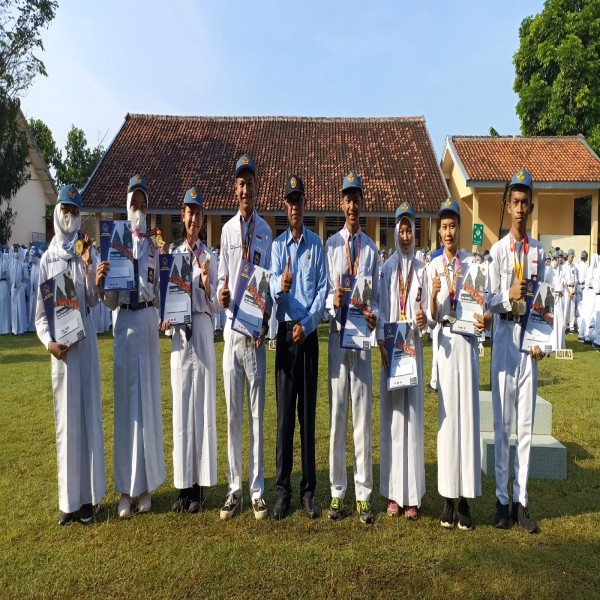 Pemberian Penghargaan di Hari Pendidikan Nasional